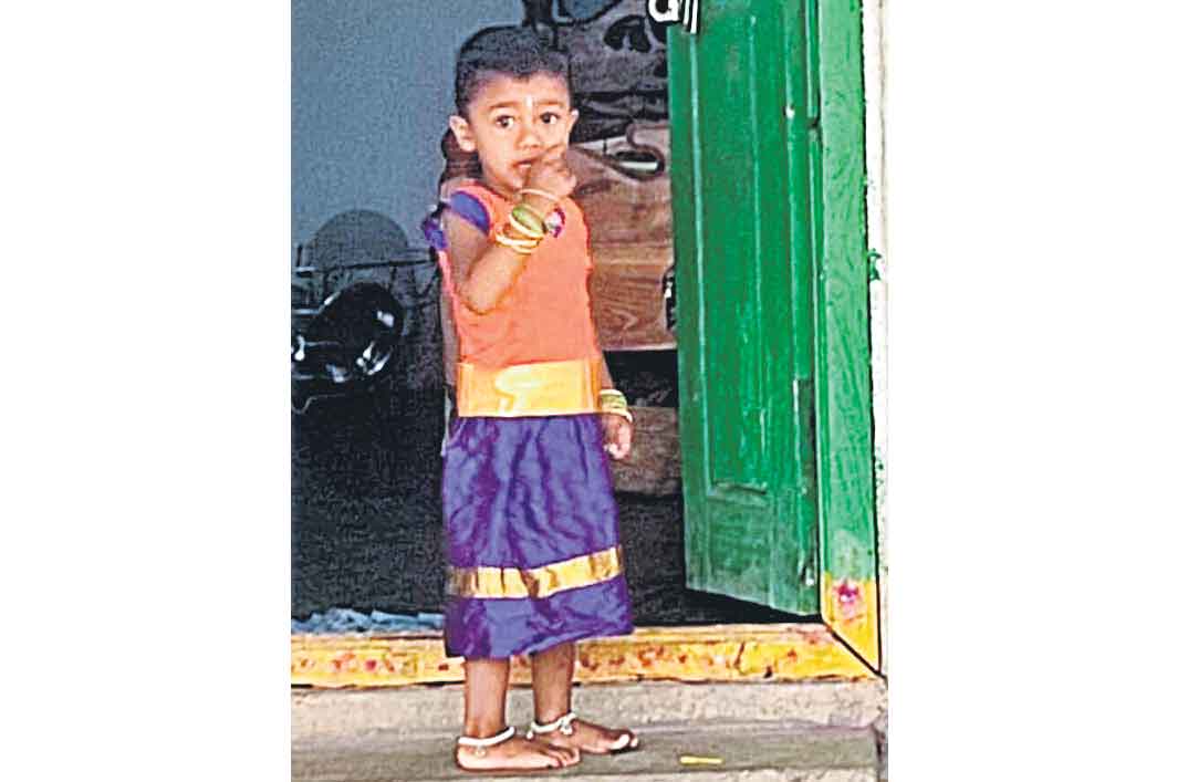 సంపులో పడి చిన్నారి మృతి