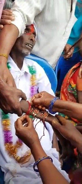 తెల్లవారితే రాఖీ .. ఈలోపే సోదరుడు మరణం.. పార్థివదేహానికి రాఖీ కట్టి ప్రేమని చాటిన అక్కా చెల్లెళ్లు