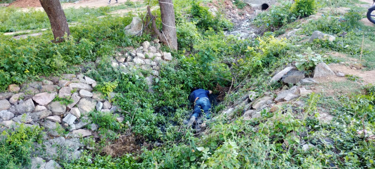 మూత్ర విసర్జన కోసం వెళ్లి..డ్రైనేజీలో పడి వక్తి మృతి