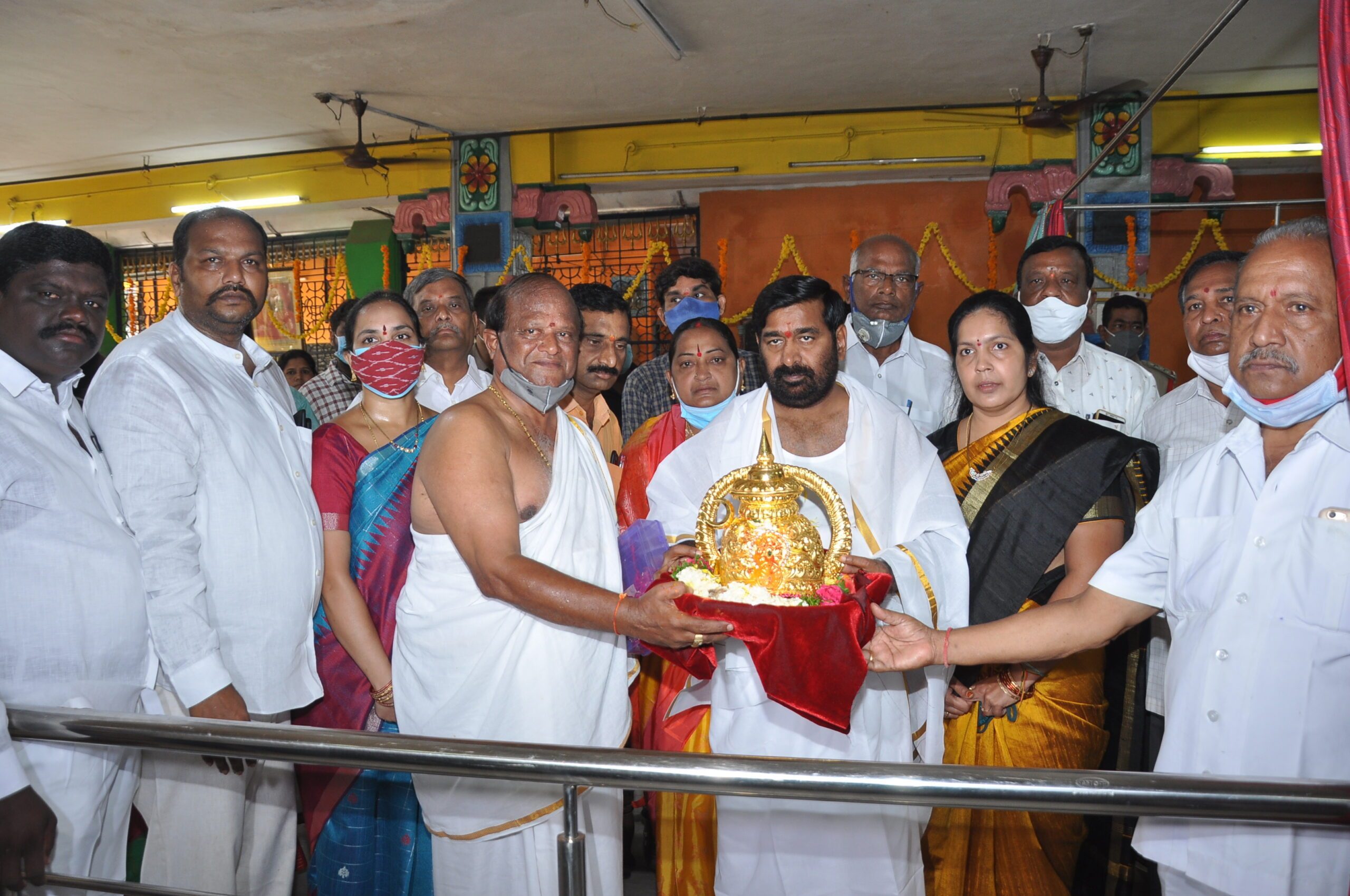 సూర్యాపేట: సంతోషిమాత అమ్మవారికి బంగారు కిరీటాన్ని అలంకరించిన మంత్రి జగదీశ్ రెడ్డి