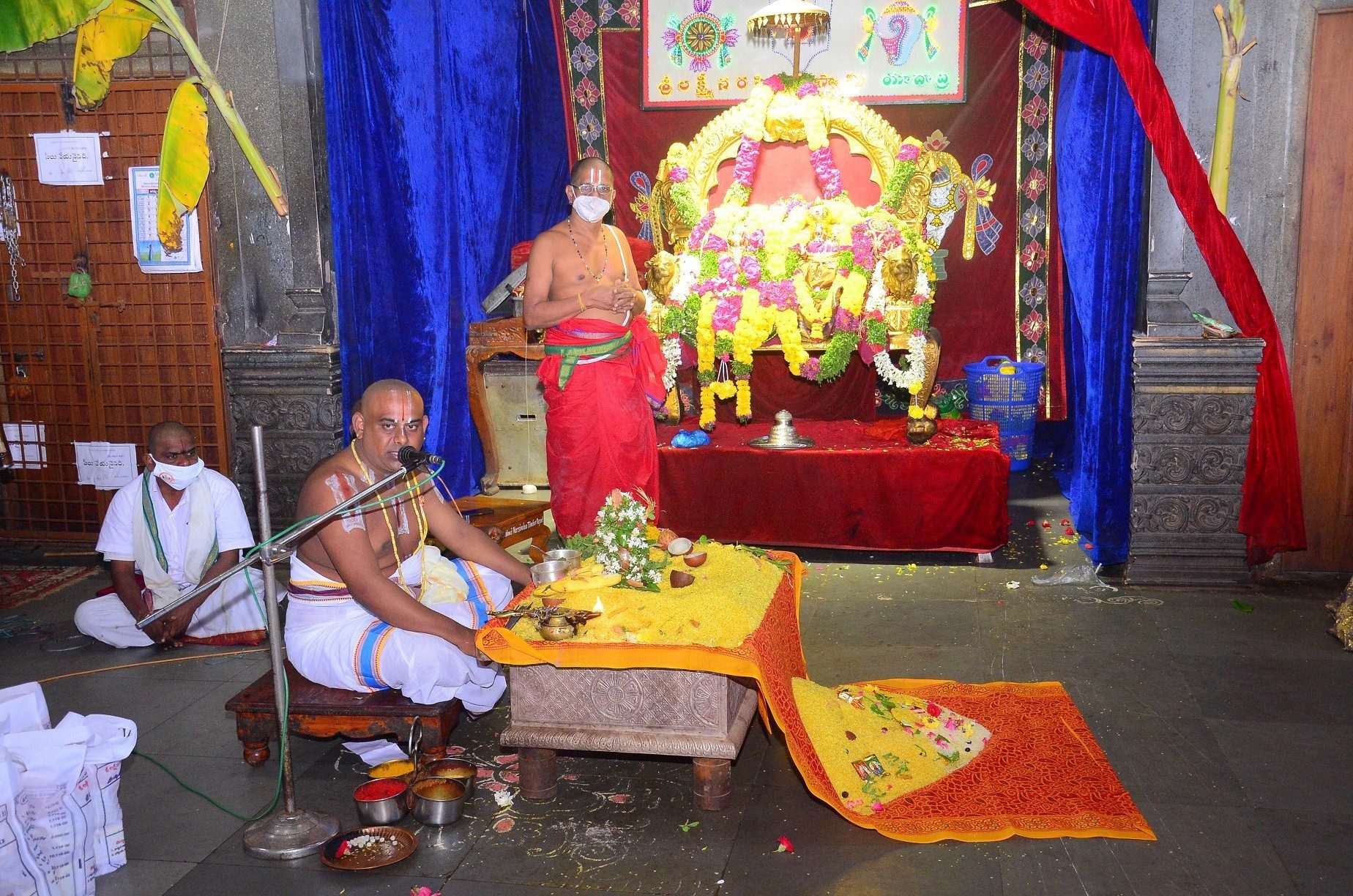 యాదాద్రిలో నిత్యపూజల కోలాహలం