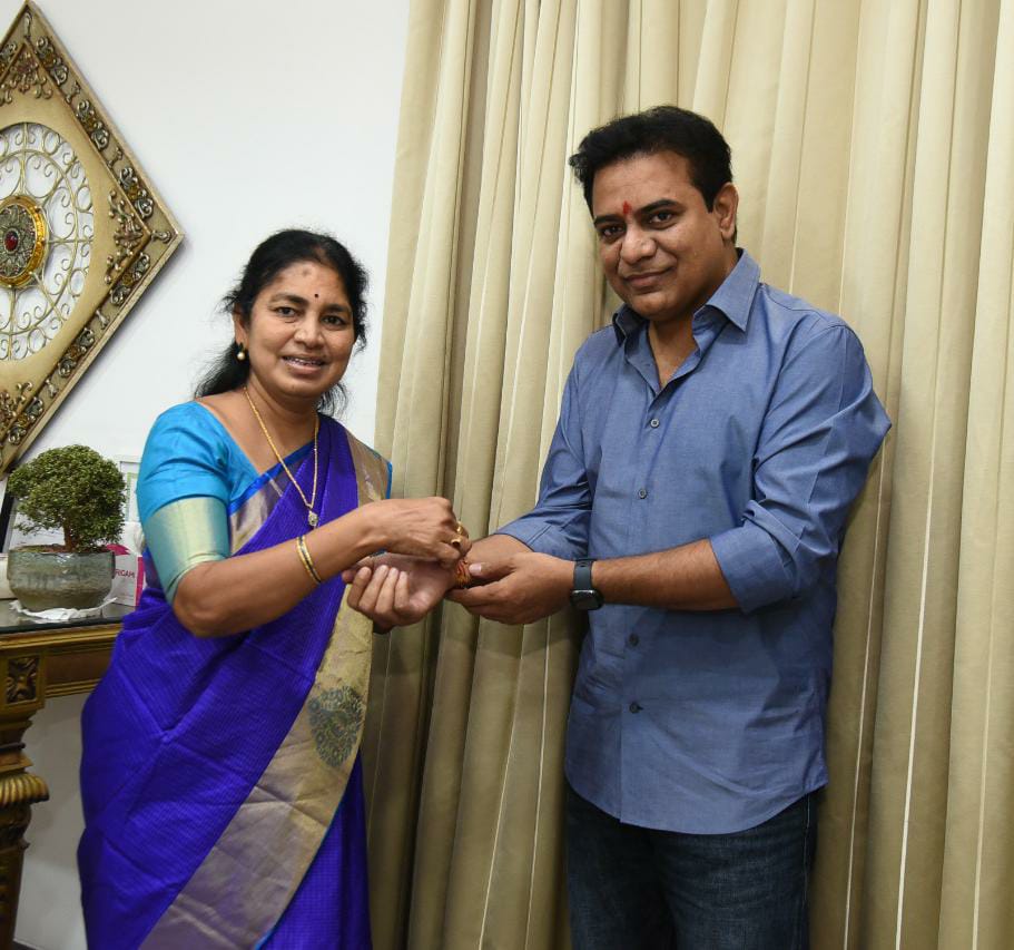 మంత్రి కేటీఆర్‌కు రాఖీ కట్టిన ప్రభుత్వ విప్ గొంగిడి సునీత