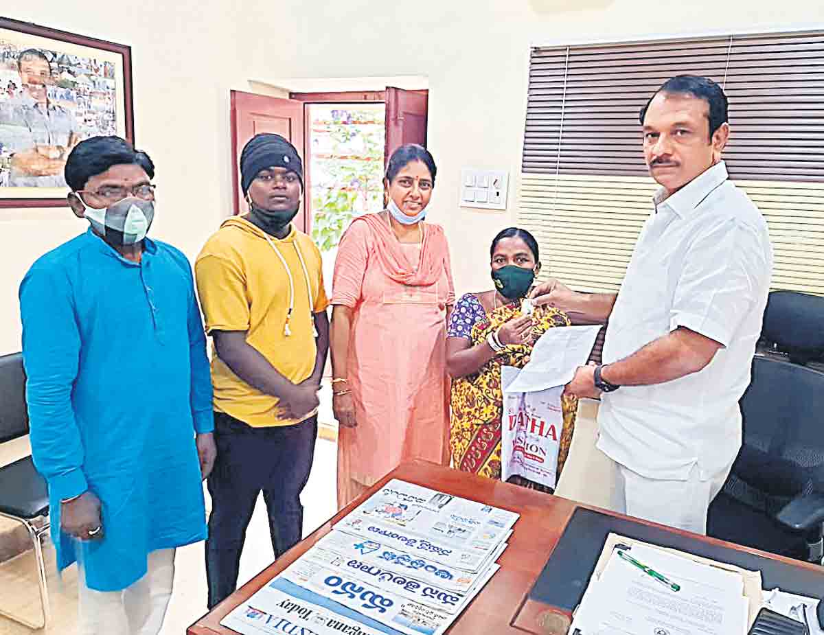 ఆ బాధితుల కుటుంబ సభ్యులకు ఇంటి తాళాలు