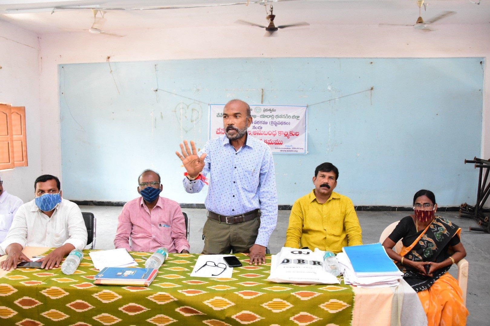 థ్రిఫ్టు పథకాన్ని చేనేతలు సద్వినియోగం చేసుకోవాలి: చేనేత జౌళీ శాఖ ఆర్డీడీ వెంకటేశం