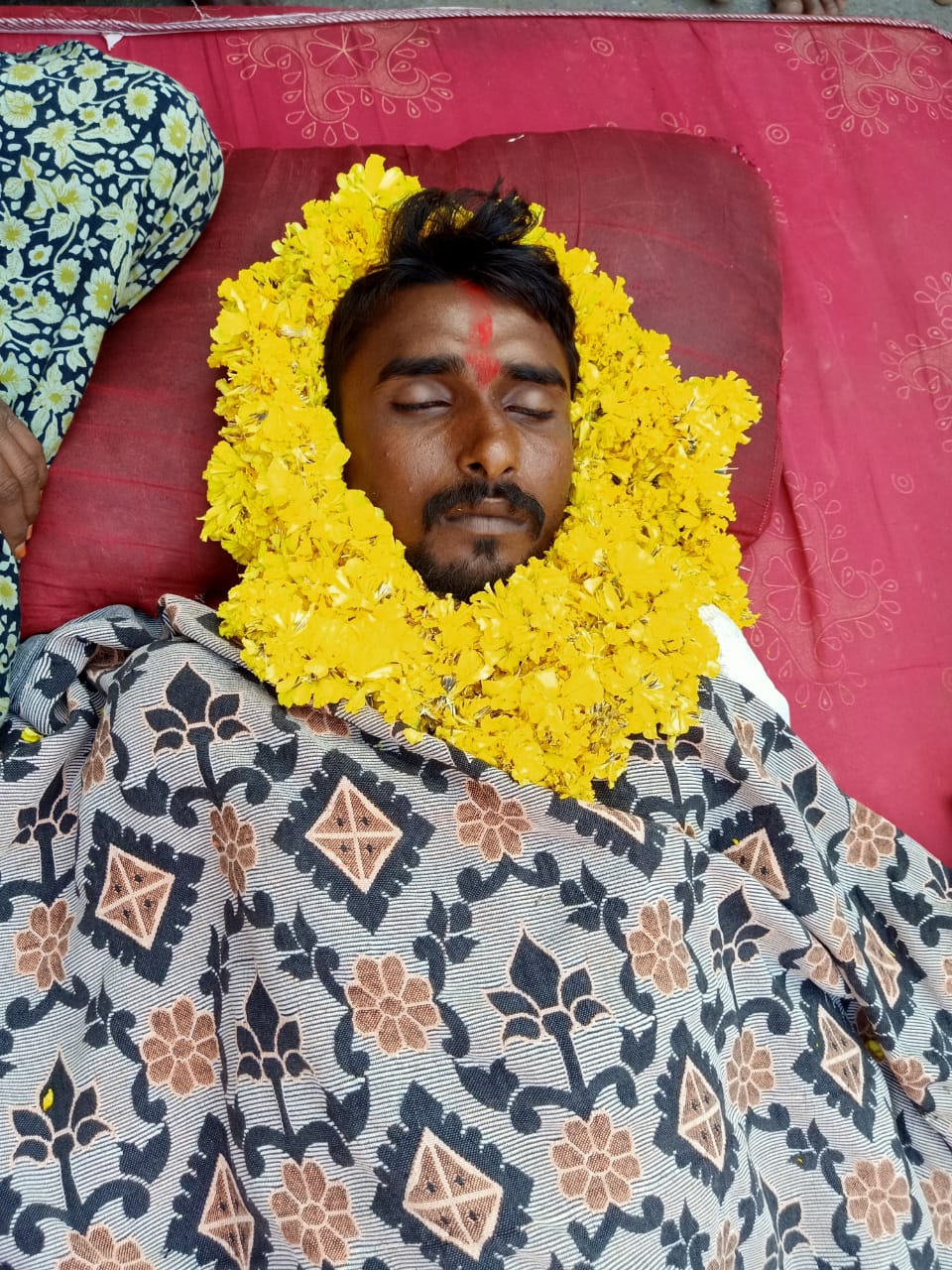 భార్య కాపురానికి రావడం లేదని.. మనస్తాపంతో వ్యక్తి ఆత్మహత్య