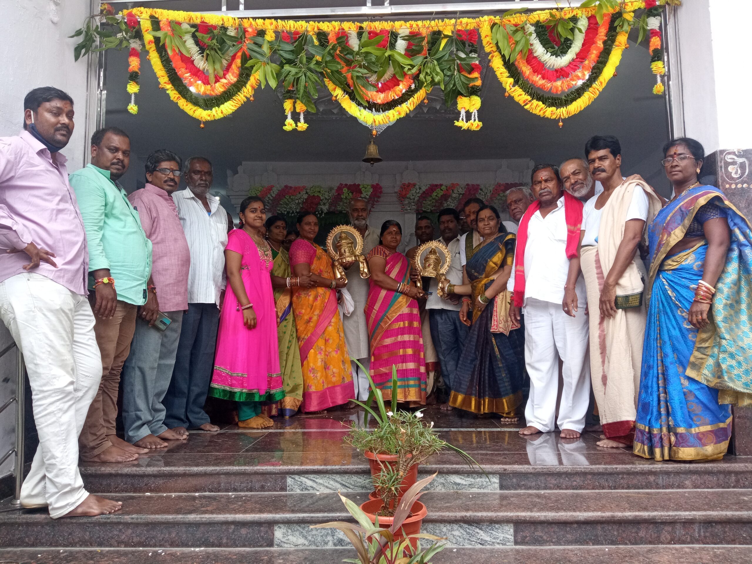 మాదన్నపేటలో అమ్మ‌వార్ల‌కు పంచలోహ కిరీటాలు