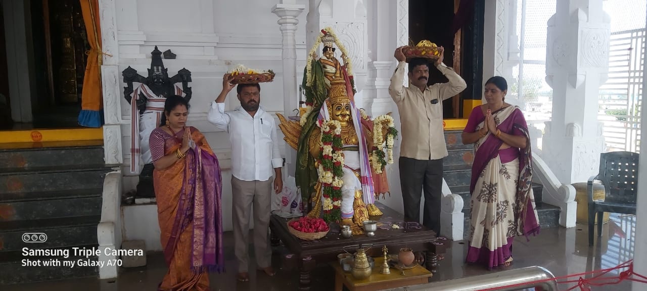 గరుడాళ్వార్‌ను కైంకర్యం చేసిన భక్తులు