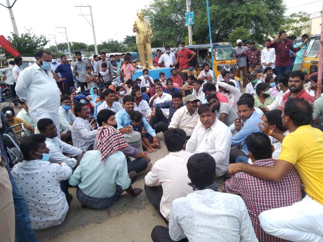 CRPF CAMP | కేంద్రప్ర‌భుత్వ వైఖ‌రికి నిర‌స‌న‌గా నడిగడ్డతండా వాసుల ధర్నా