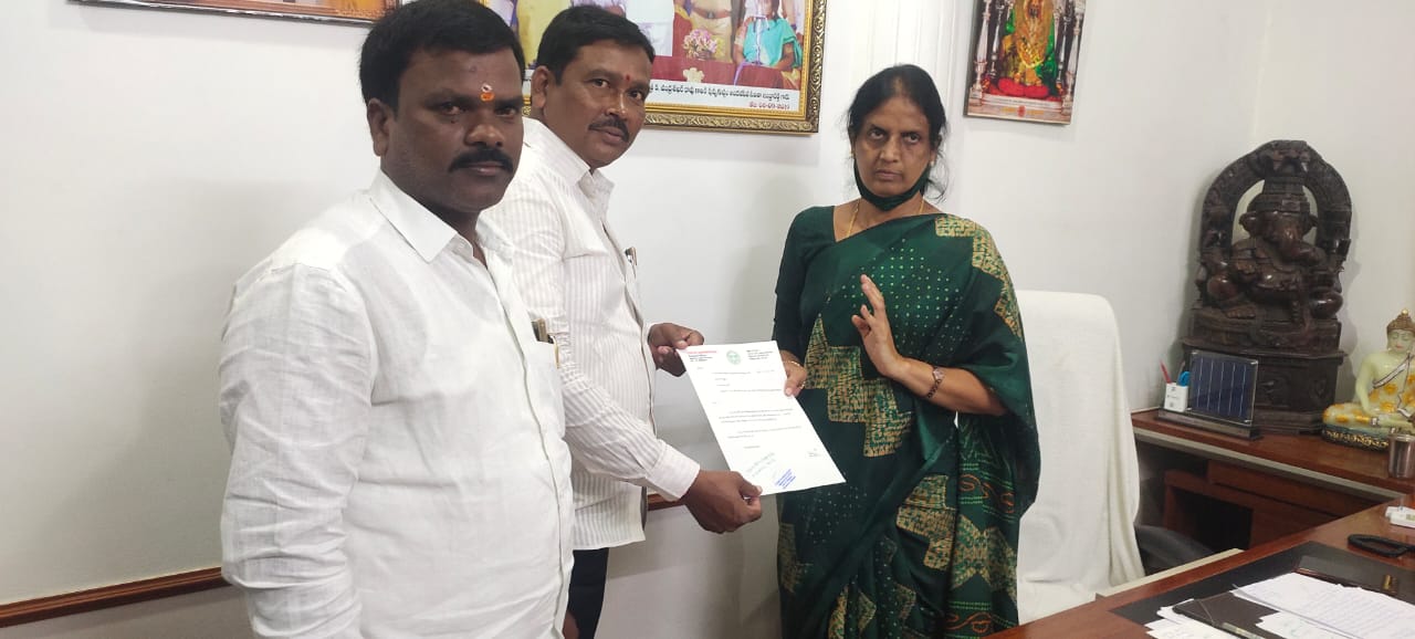 అంగ‌న్‌వాడీ సెంట‌ర్ కోసం మంత్రి స‌బితారెడ్డికి విన‌తిప‌త్రం