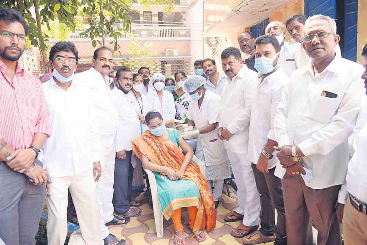 ప్రతి ఒక్కరూ వ్యాక్సిన్‌ వేయించుకోవాలి