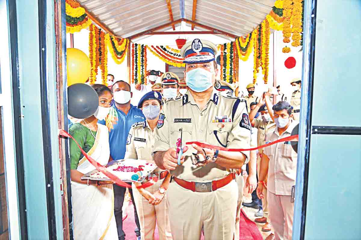 అమ్మలు విధుల్లో.. పిల్లలు సంరక్షణలో