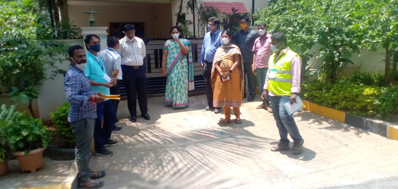 GHMC vaccination drive|మొబైల్‌ వ్యాక్సినేషన్‌ సేవలను పరిశీలించిన జిల్లాకలెక్టర్‌ అమోయ్‌ కుమార్‌