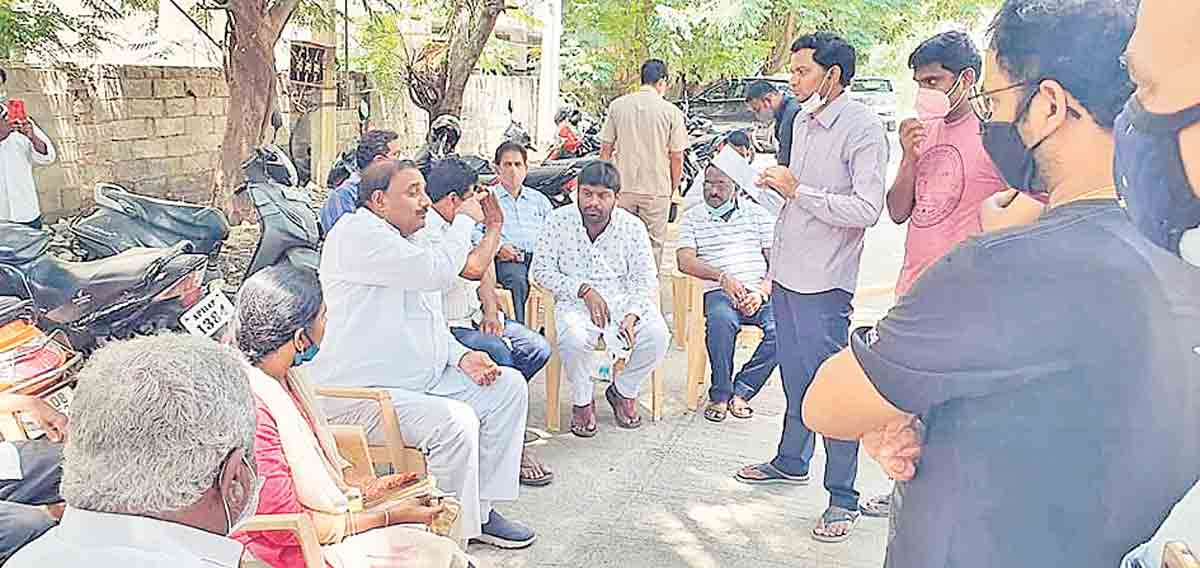 కాలనీల అభివృద్ధికి కృషి చేయాలి