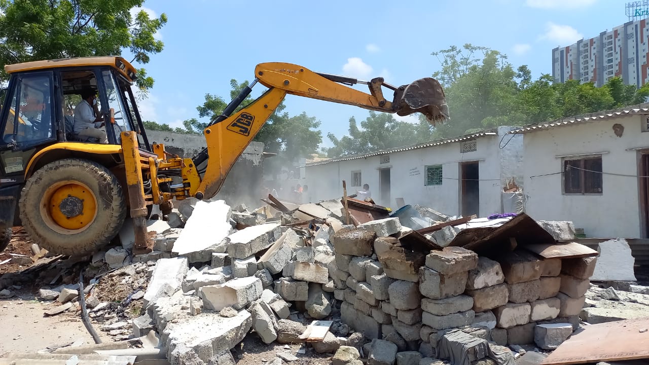 Revenue department | కేశవ్‌నగర్‌లో అక్రమ నిర్మాణాల కూల్చివేత