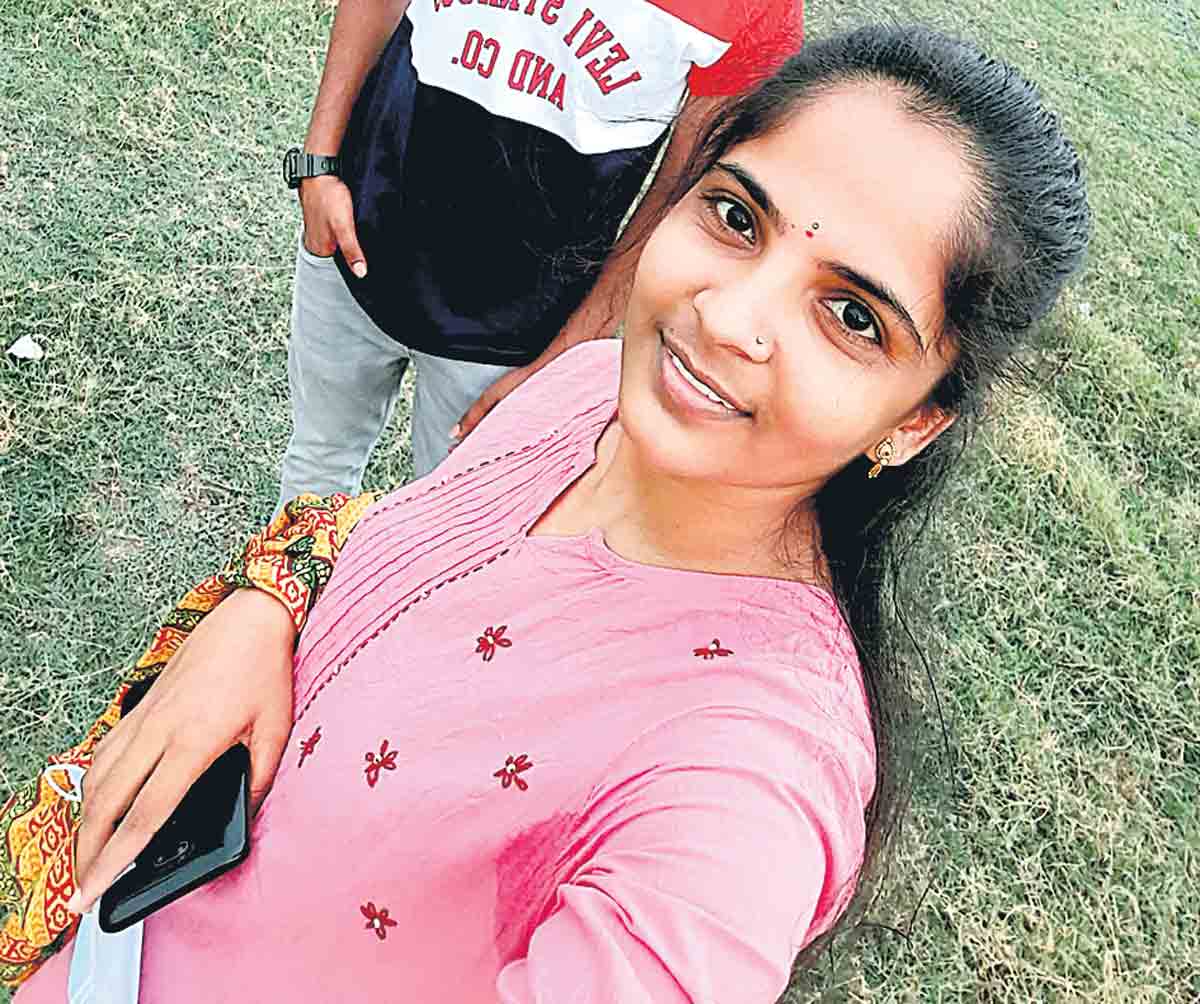 హెచ్‌సీయూలో ఎంటెక్‌ విద్యార్థిని ఆత్మహత్య