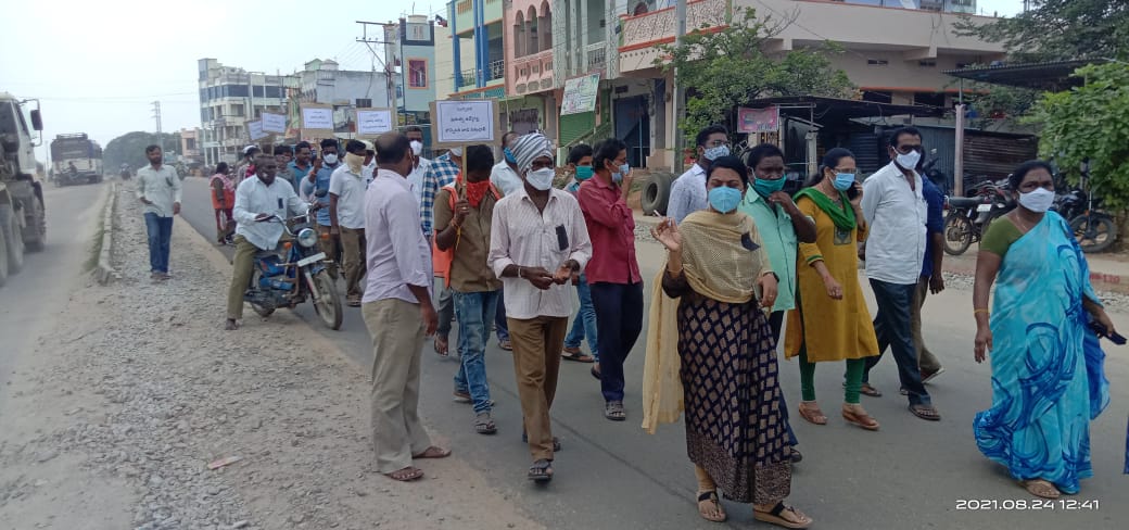 హుజూర్‌నగర్:మున్సిపాలిటీ అధికారిపై కాంగ్రెస్ ఫ్లోర్ లీడర్ శ్రవణ్ దాడి.. విధులు బహిష్కరించిన ఉద్యోగులు