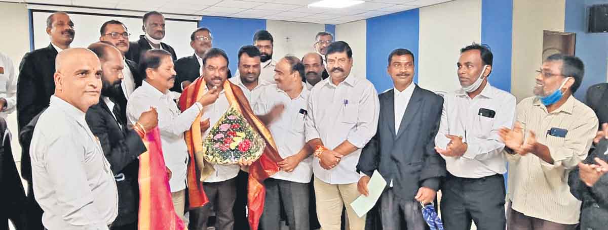 ఉద్యమకారులను గుర్తించిన సీఎం