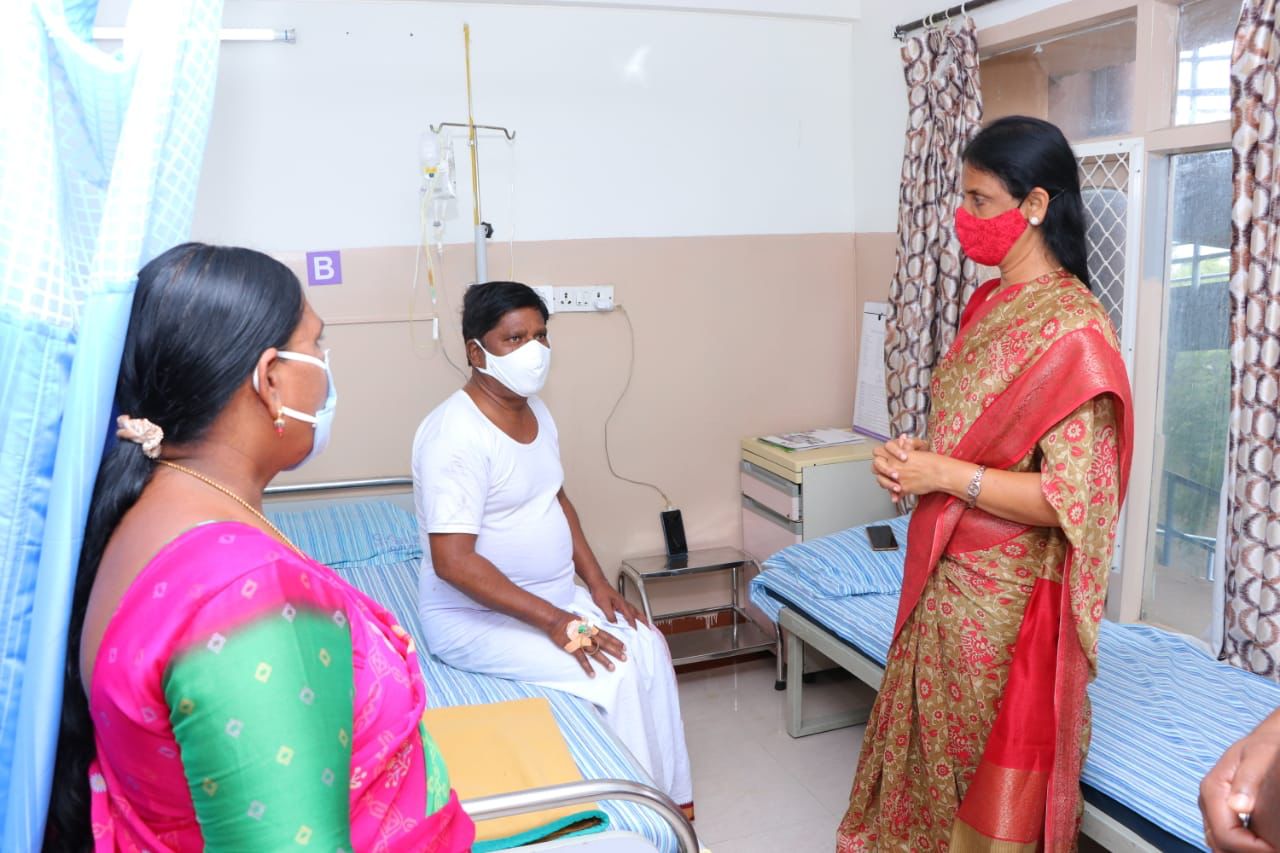 మహేశ్వరం మండల పార్టీ అధ్య‌క్షున్ని పరామర్శించిన మంత్రి  స‌బితారెడ్డి