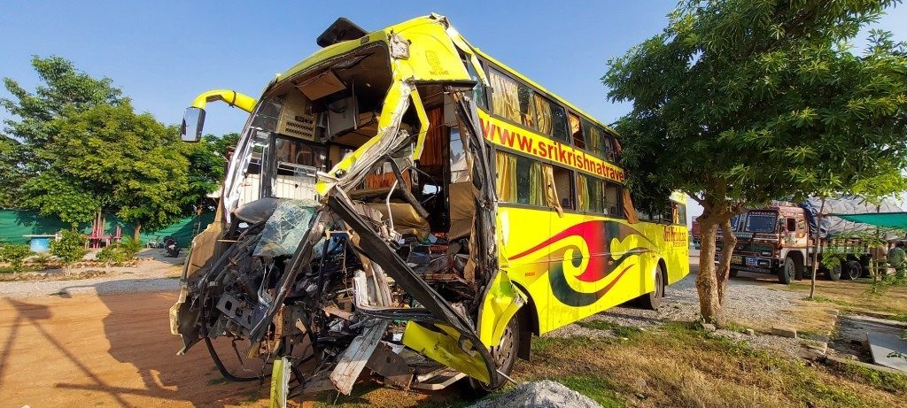 Telangana Accident | లారీని ఢీకొట్టిన ప్రైవేట్ బస్సు.. ముగ్గురు దుర్మరణం..