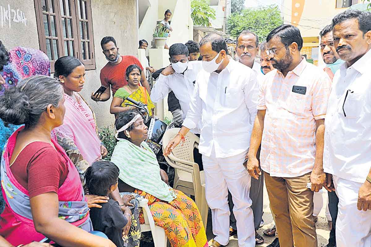 వరద బాధితులకు సహకారం అందించాలి