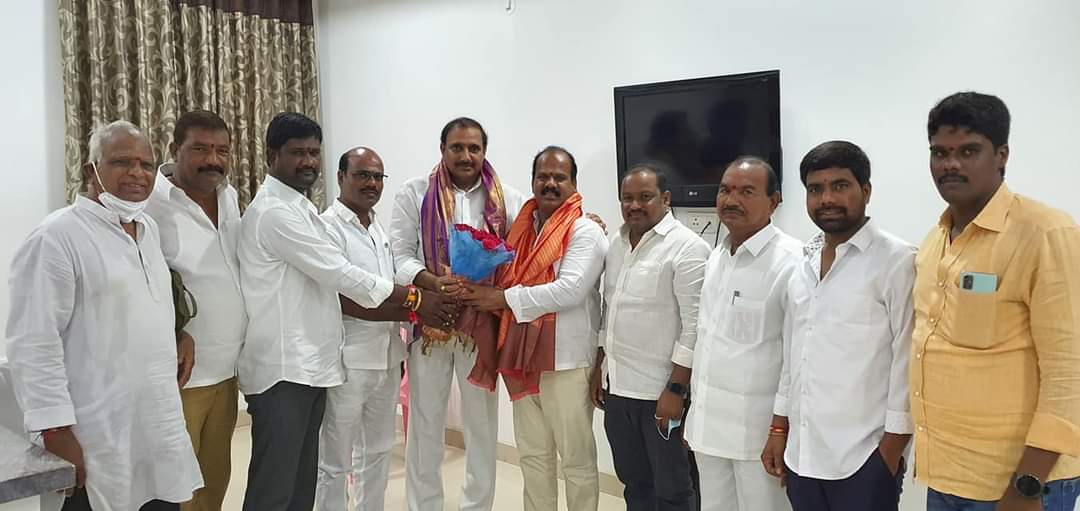 విప్ గాంధీని క‌లిసిన తెల్లాపూర్‌ మున్సిపల్‌ చైర్మన్‌, కౌన్సిలర్లు