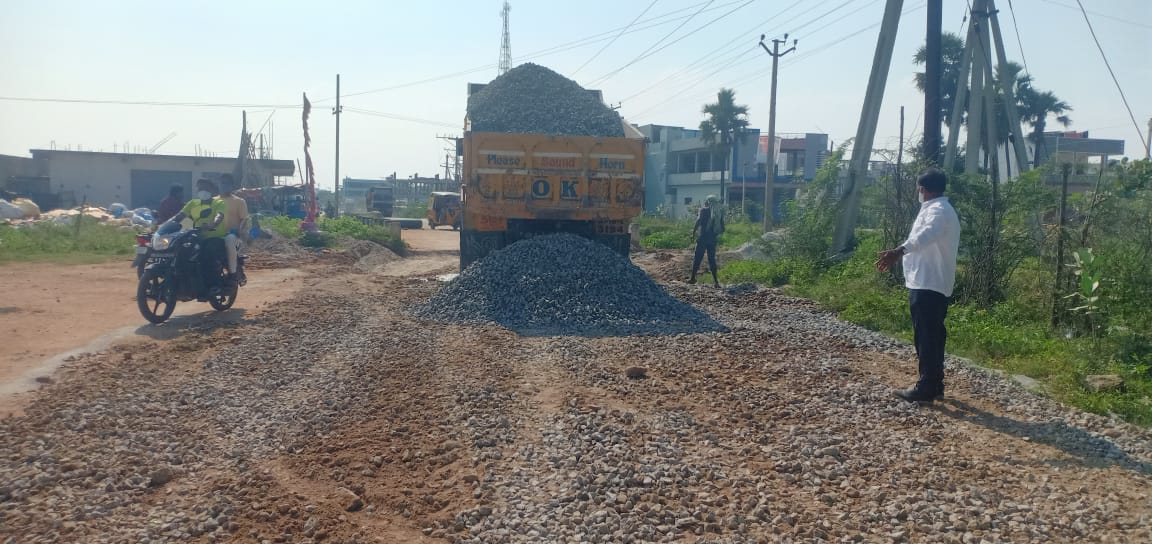 సూర్యాపేట: ఎన్నో ఏండ్ల కల ఫలించిన వేళ … గుంతల రోడ్డు నుంచి 17వ వార్డు ప్రజలకు విముక్తి