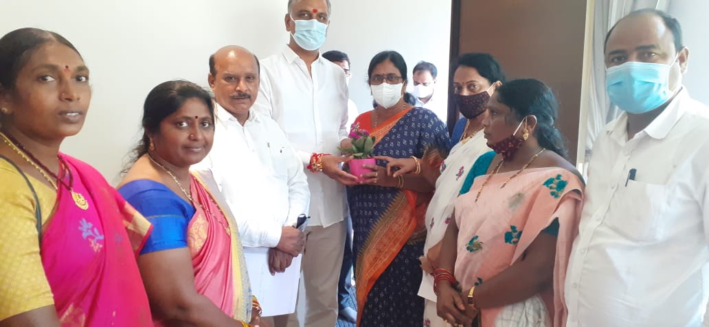 మంత్రి హరీశ్‌రావును కలసిన అంగన్‌వాడీలు