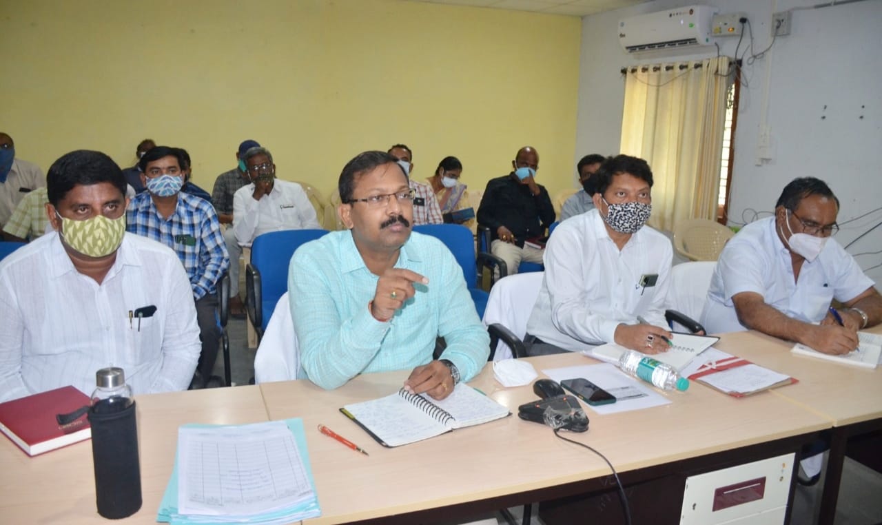పాఠశాలల్లో మాస్కులు అందుబాటులో ఉంచాలి.. అధికారులతో కాన్ఫరెన్స్లో కలెక్టర్ వినయ్ కృష్ణారెడ్డి