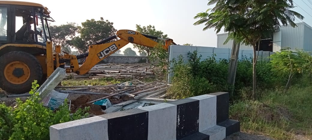 Revenue department | అక్రమ నిర్మాణాలను కూల్చివేసిన అధికారులు