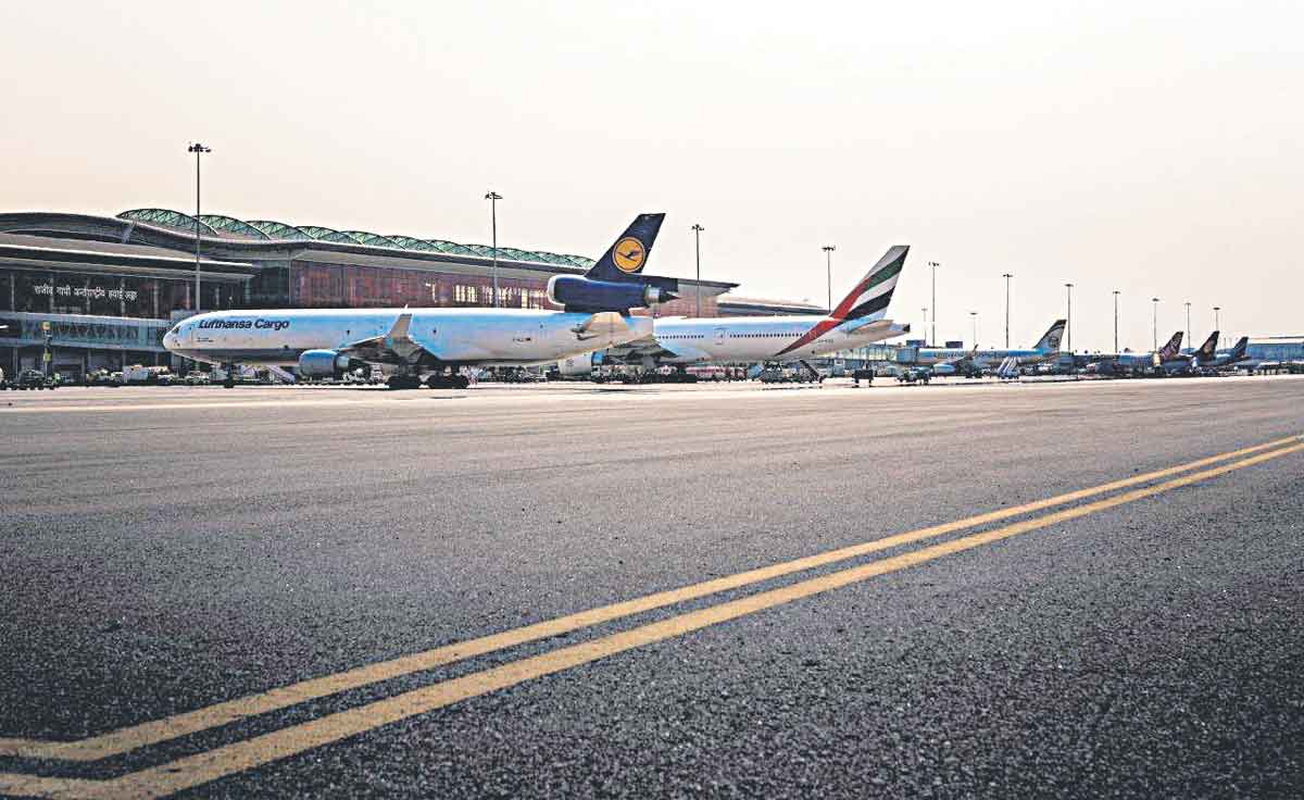 విమానాశ్రయంలో క్రమంగా పెరిగిన రద్దీ