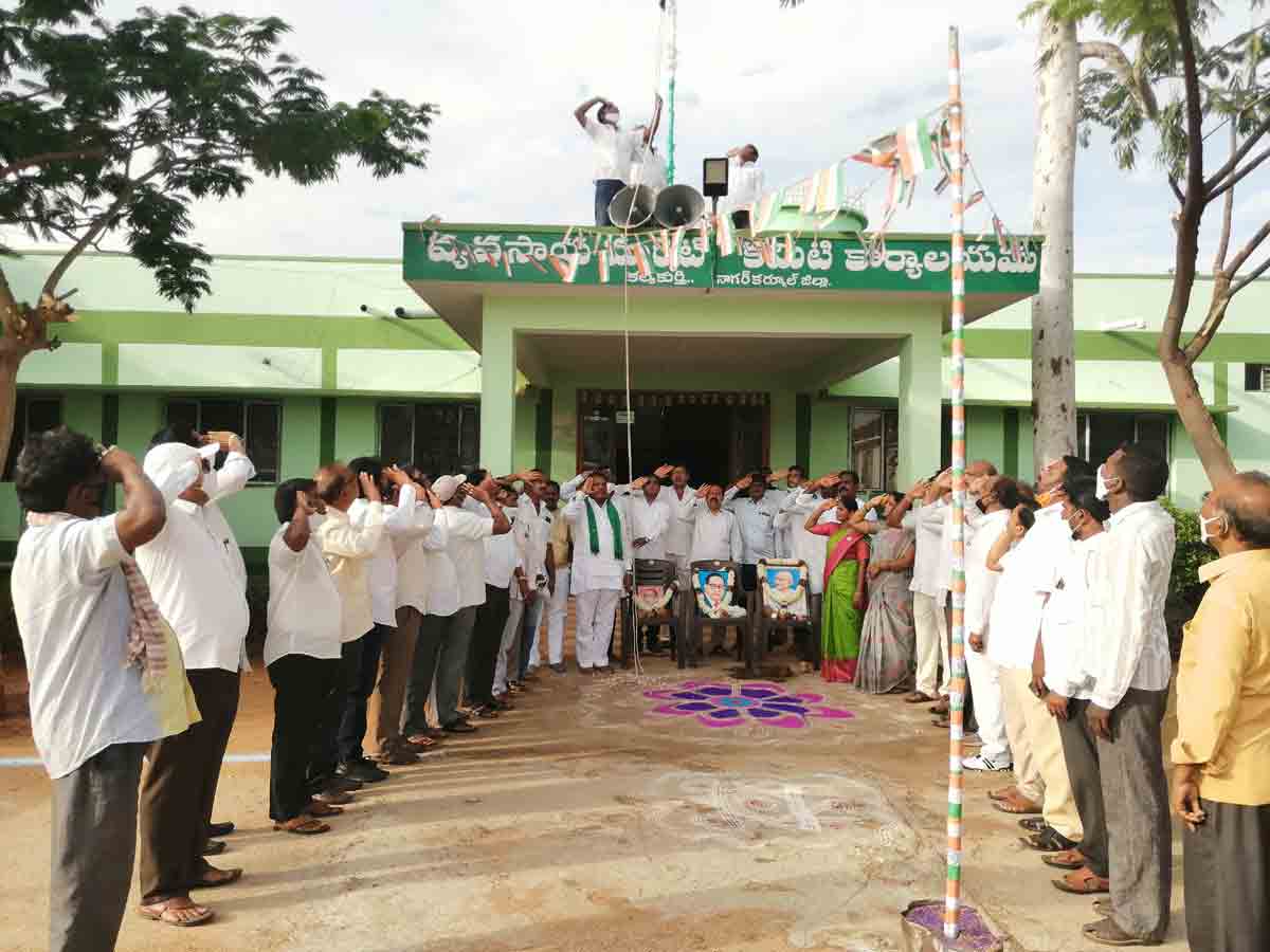 అట్టడుగులకు స్వాతంత్య్ర ఫలాలు అందాలి