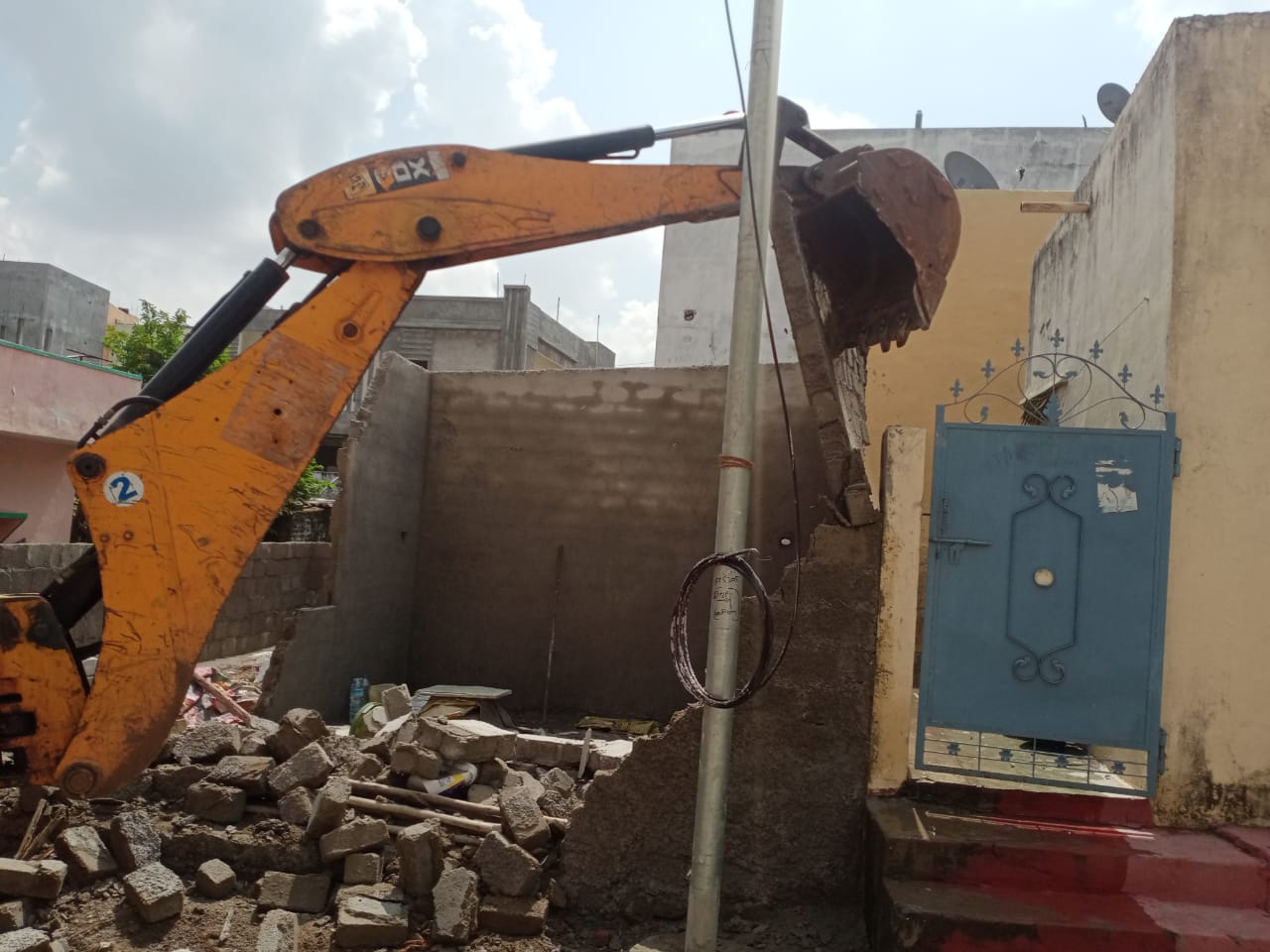 Revenue department | అక్రమ నిర్మాణాన్ని కూల్చివేసిన రెవెన్యూ అధికారులు