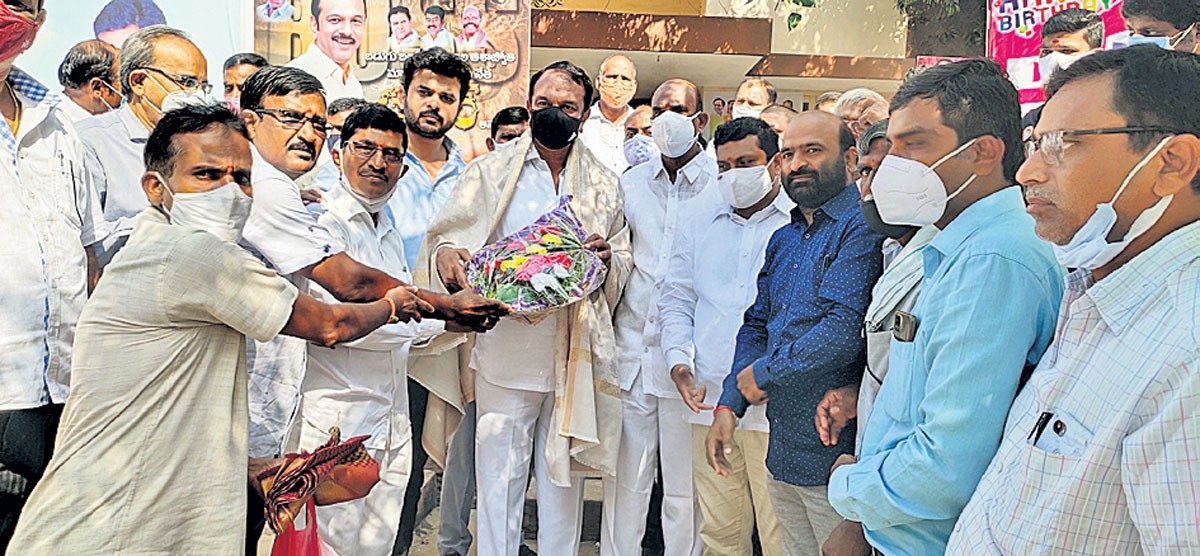 శివారు కాలనీల అభివృద్ధికి కృషి: ఎమ్మెల్యే