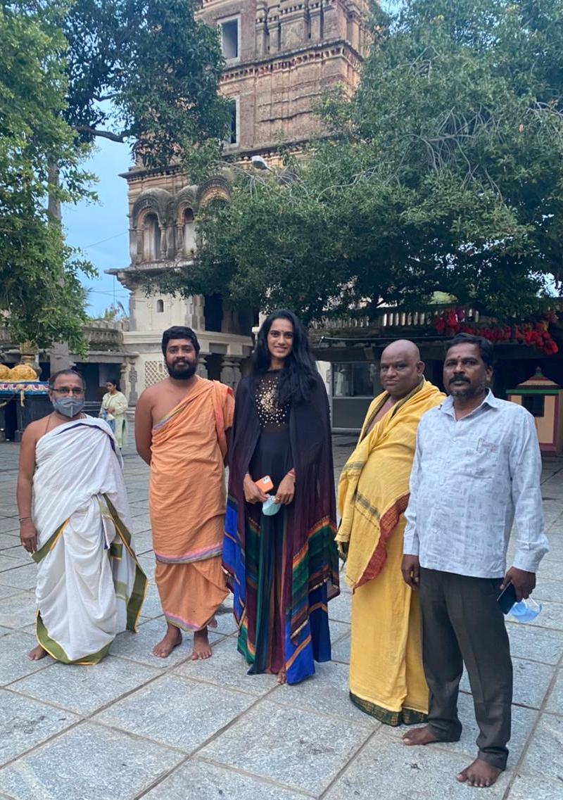 pv sindhu | అమ్మపల్లి దేవాలయాన్ని దర్శించుకున్న పీవీ సింధు