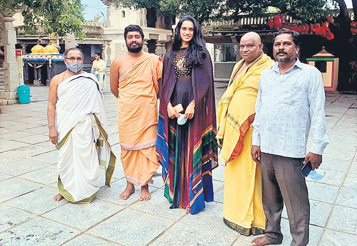 అమ్మపల్లి దేవాలయాన్ని దర్శించుకున్న పీవీ సింధు