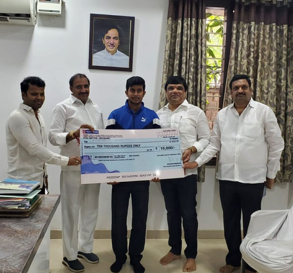 స్విమ్మింగ్‌ క్రీడాకారునికి హోప్‌ ఫౌండేషన్‌ ప్రోత్సాహం