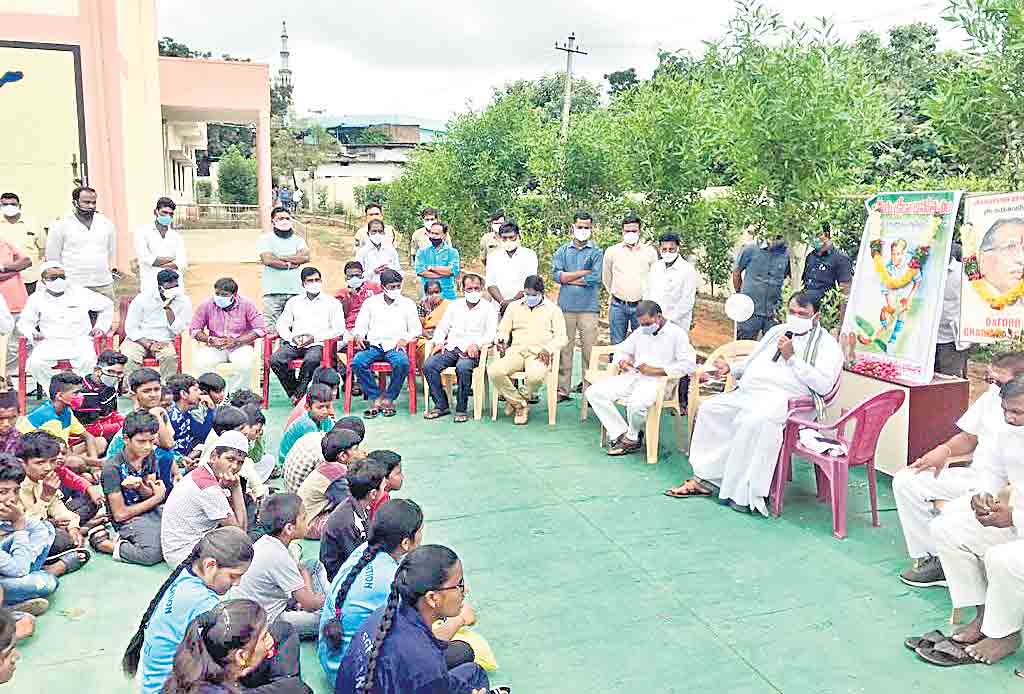 క్రీడాకారులకు ప్రోత్సాహం