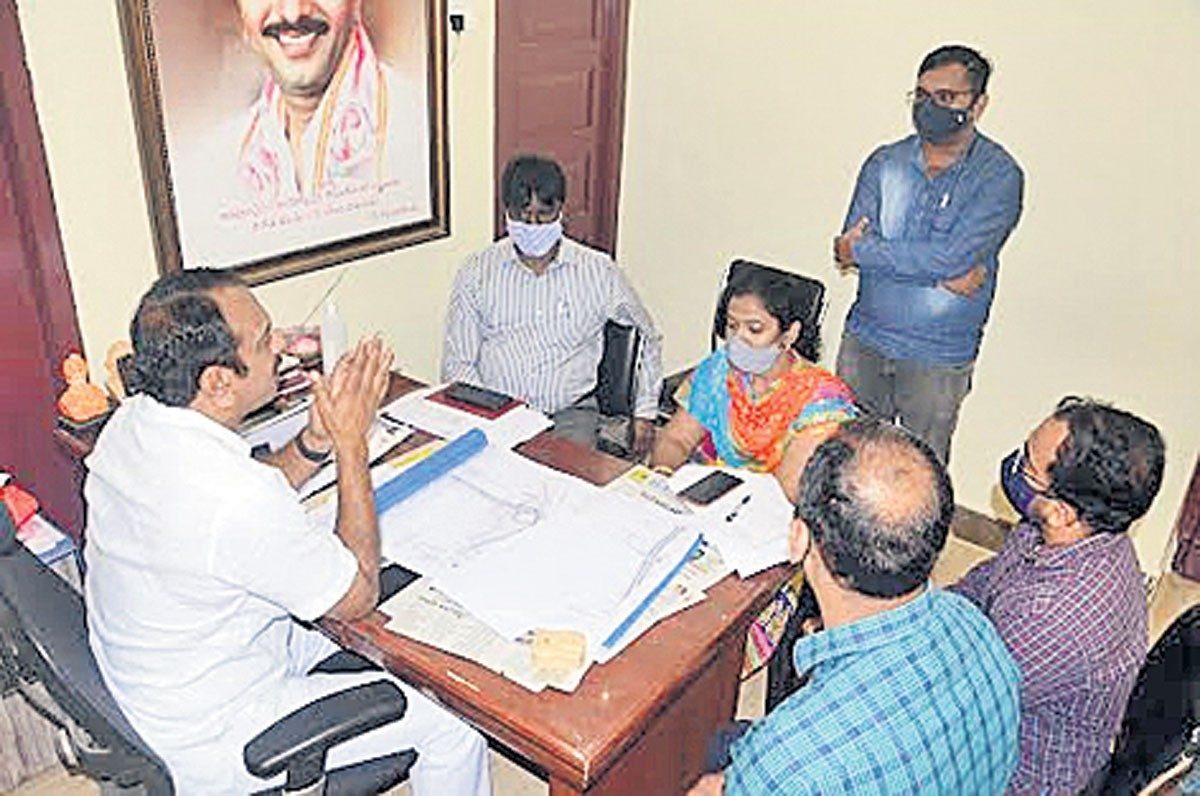 రోడ్డు వెడల్పు పనులు ముమ్మరంగా చేపట్టాలి