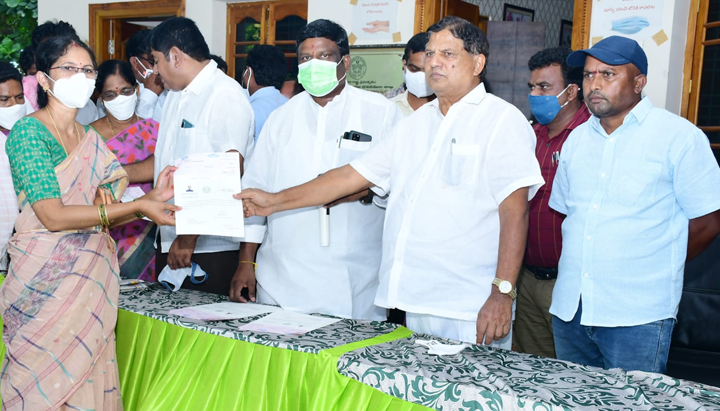 సీఎంఆర్‌ఎఫ్‌తో నిరుపేదలకు చేయూత: ఎమ్మెల్యే నల్లమోతు భాస్కర్‌రావు