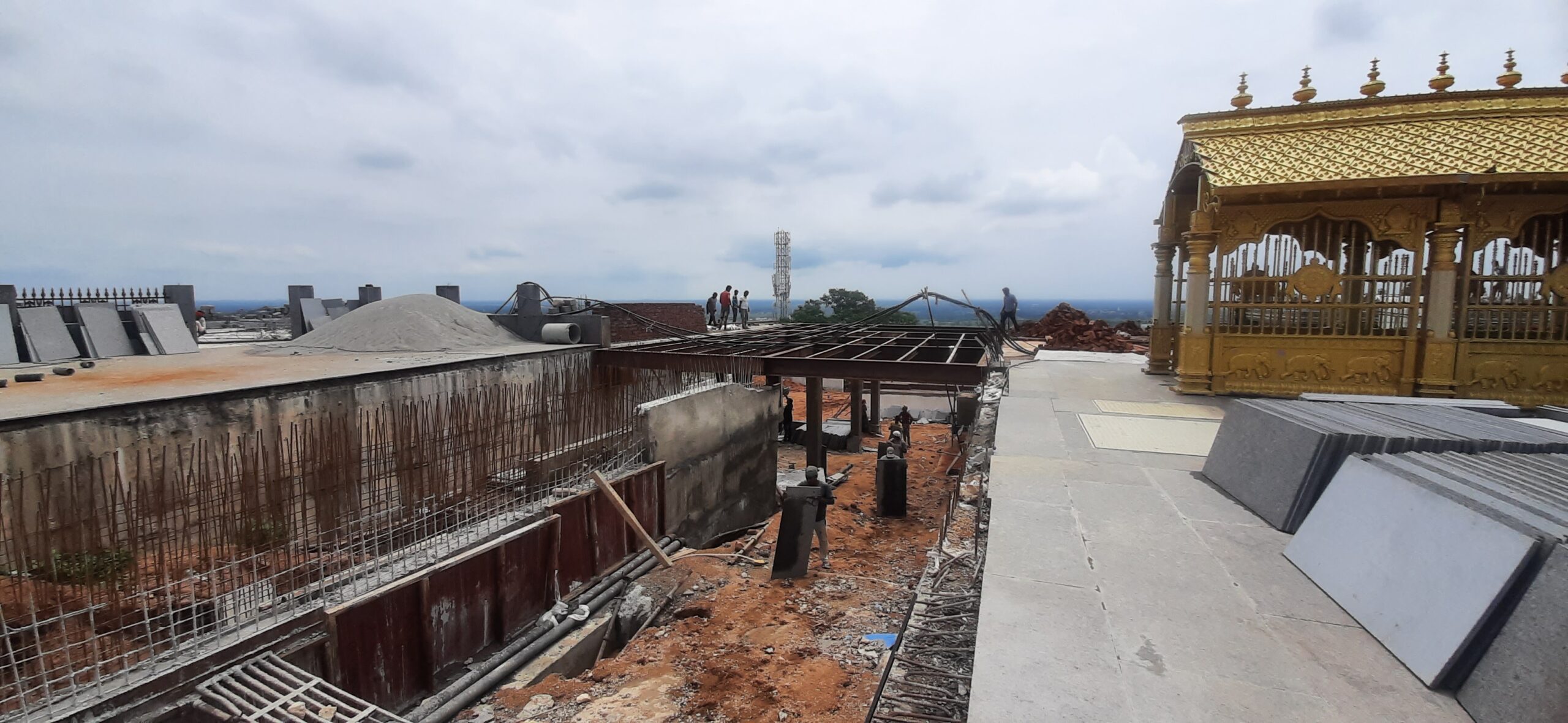 యాదాద్రి: భక్తుల రద్దీకి అనుగుణంగా.. క్యూ లైన్లు, ఎస్కలేటర్లు