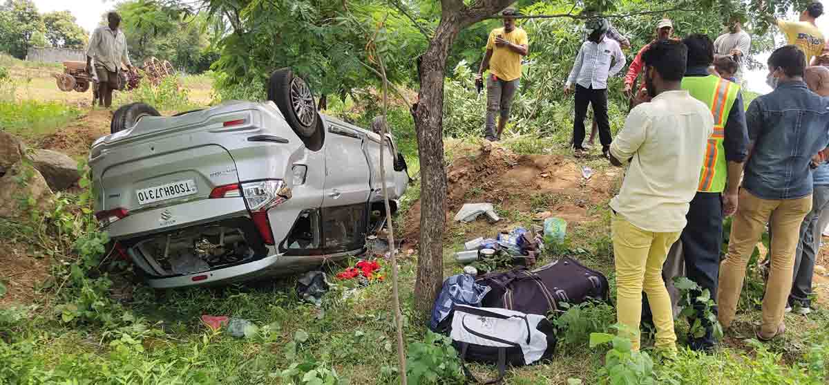 కుక్కను తప్పించబోయి కారు బోల్తా