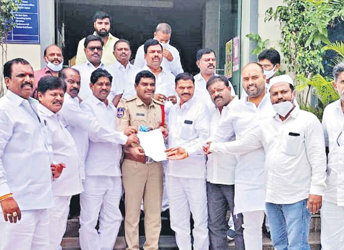 రేవంత్‌రెడ్డిపై చర్యలు తీసుకోవాలి