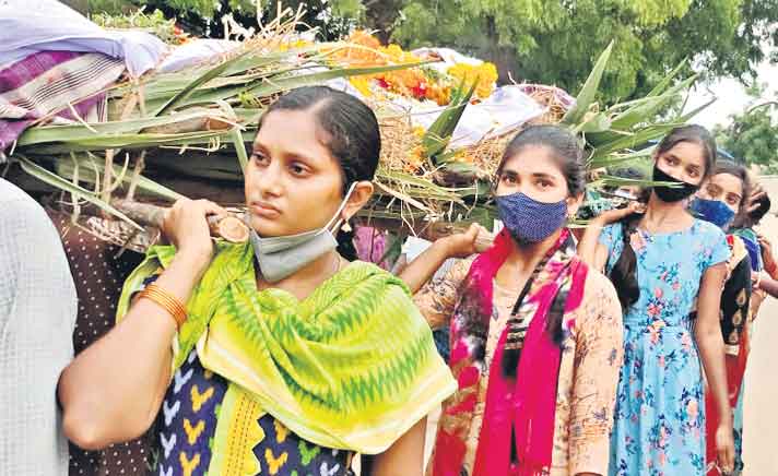 తాత పాడె మోసిన మనుమరాళ్లు