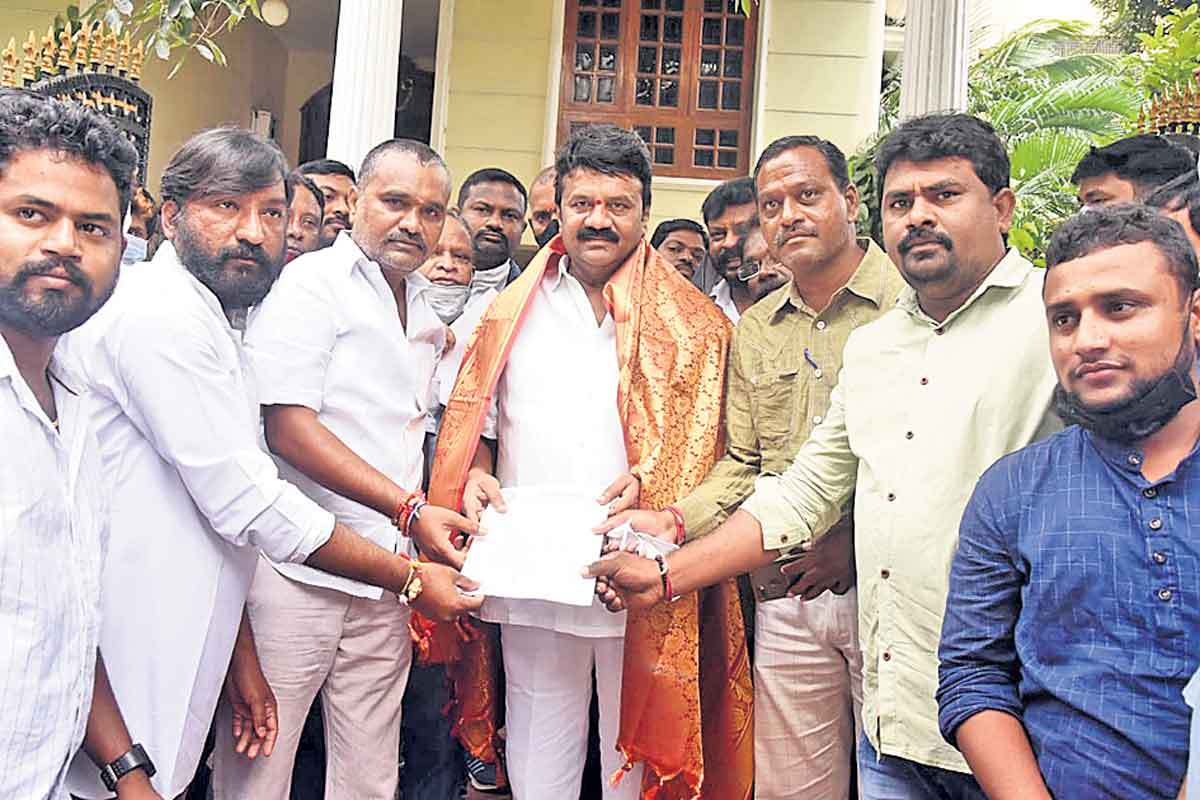 సినీ కార్మికుల సమస్యలు పరిష్కరిస్తాం