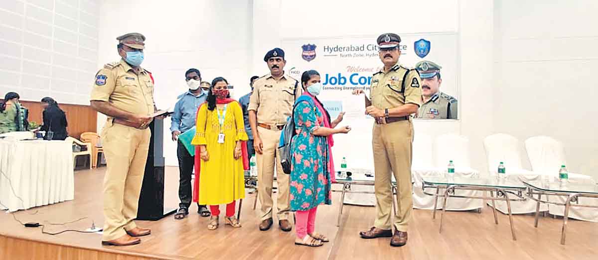 15వేల మంది నిరుద్యోగలకు ఉద్యోగాలు