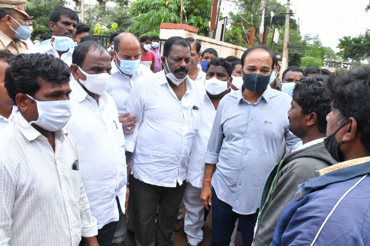 మృతుల కుటుంబాలను పరమర్శించిన ఎంపీ, ఎమ్మెల్యే