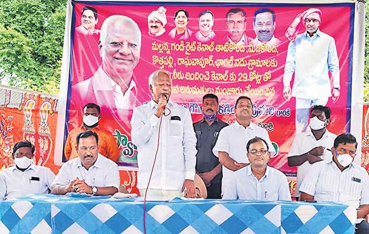 ఉనికి కోసమే విమర్శలు