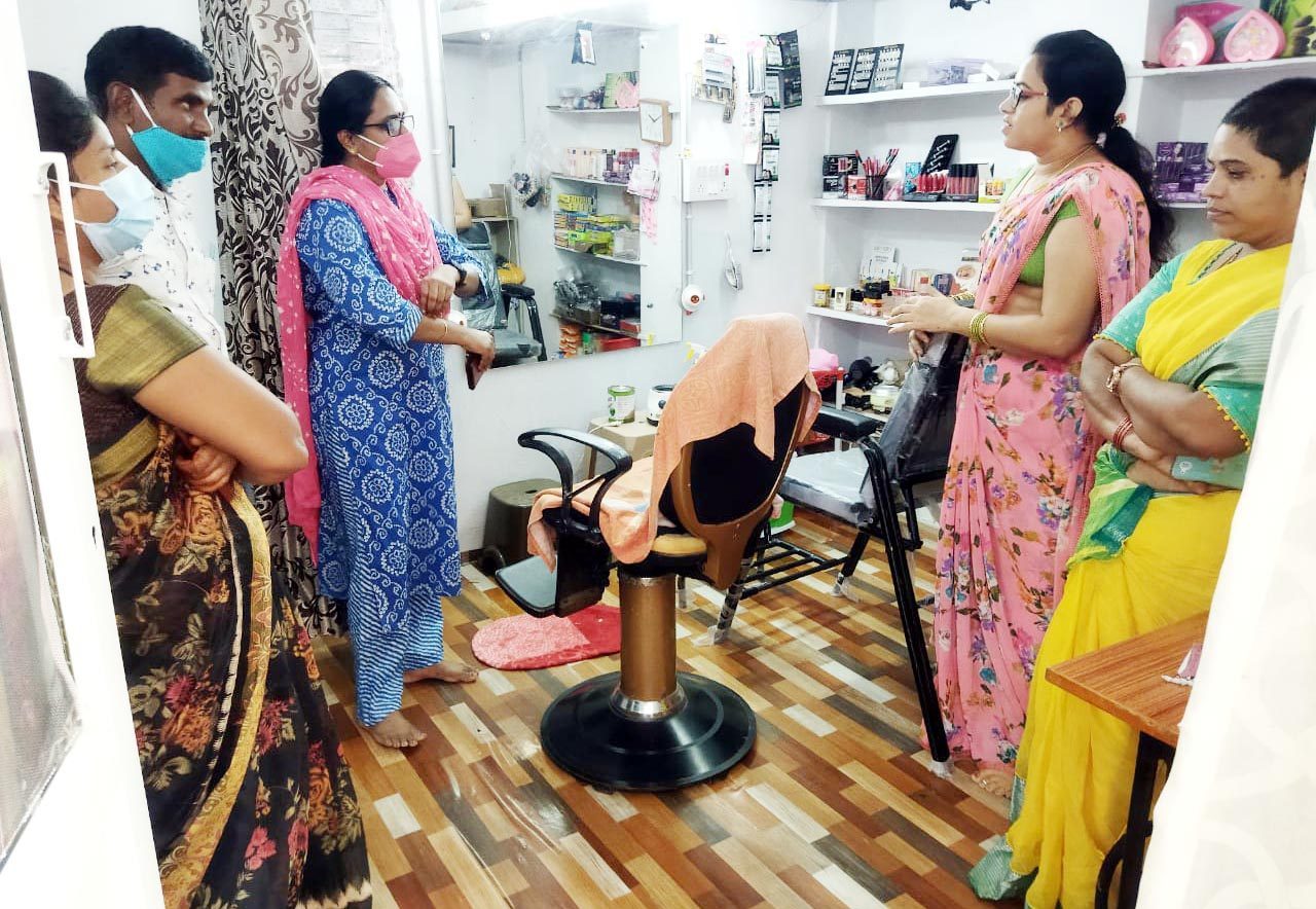 ఉపాధి పొందడం అభినందనీయం