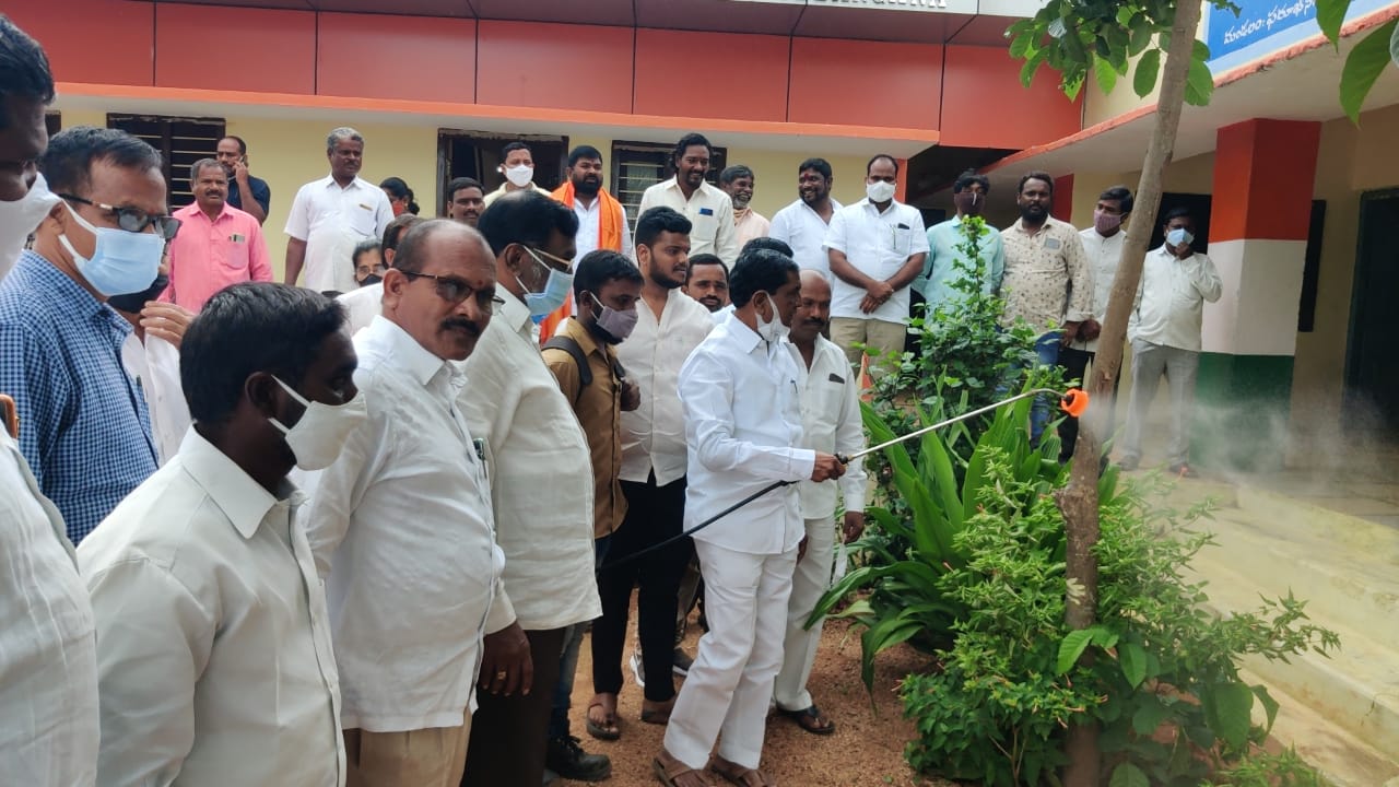 విద్యార్థుల పట్ల జాగ్రత్తలు తప్పనిసరి: ఎమ్మెల్యే అంజయ్యయాదవ్‌