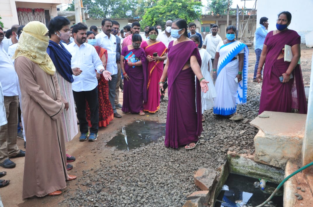 సమస్యలను ఎప్పటికప్పుడు పరిష్కరించాలి